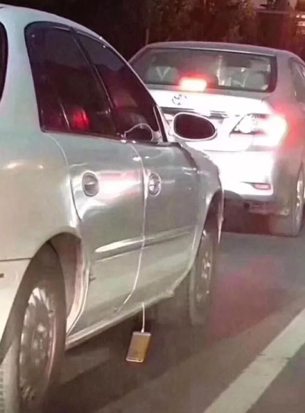 跟着他10分钟了，马上就要捡到手机了器物gif搞笑图片