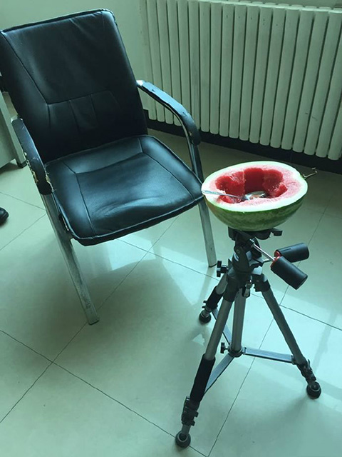 相机三脚架的妙用器物gif搞笑图片