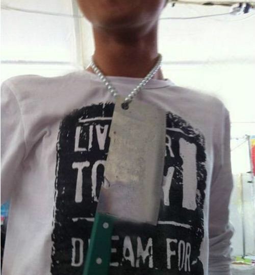 兄弟，你这是告诉别人别打你项链的主意吗？器物gif搞笑图片