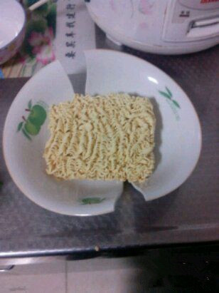 老弟，吃个泡面用得着这样么器物gif搞笑图片