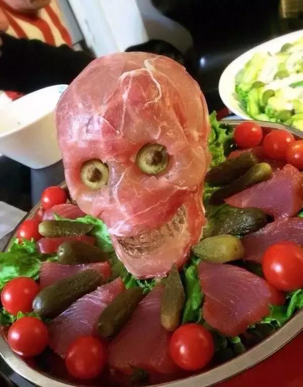 一姐们儿刚一进家门，就被老妈做好的火腿沙拉吓哭了……感觉麻麻的才华有些跑偏！器物gif搞笑图片
