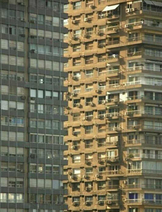 你觉得哪栋楼在前面？器物gif搞笑图片