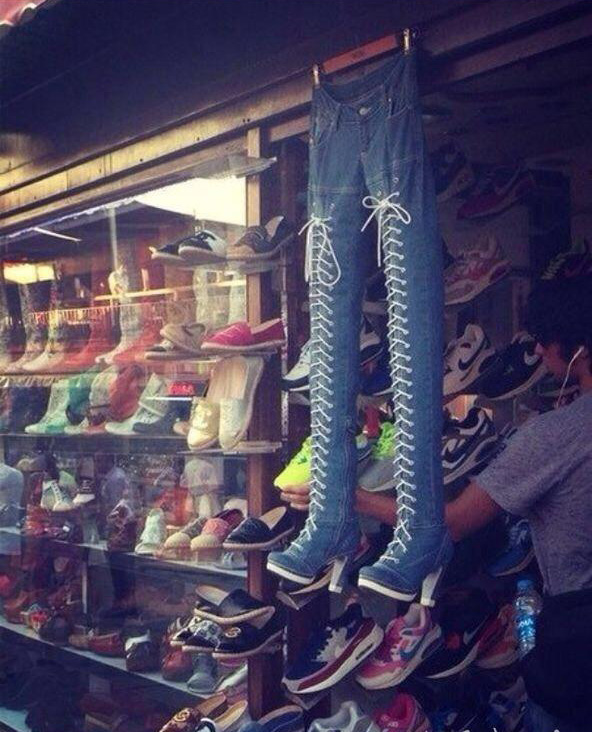 我的鞋带有点长器物gif搞笑图片