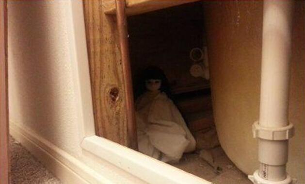 一位调皮的网友在搬家后，给下一位租户留下了一份小礼物，租户直接尿了器物gif搞笑图片