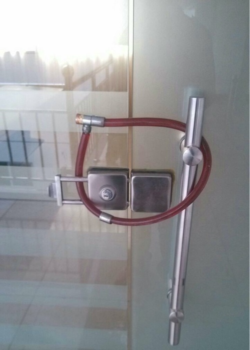 大家看看这门能锁住么？器物gif搞笑图片