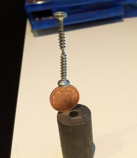 买一瓶502胶水就可以装X了器物gif搞笑图片