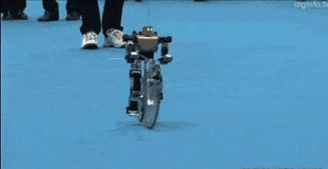 现在科技越来越厉害了，机器人竟自己骑单车器物gif搞笑图片