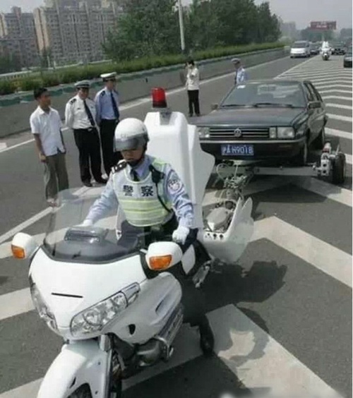 这车不错啊，摩托车拖汽车！不科学吧！器物gif搞笑图片