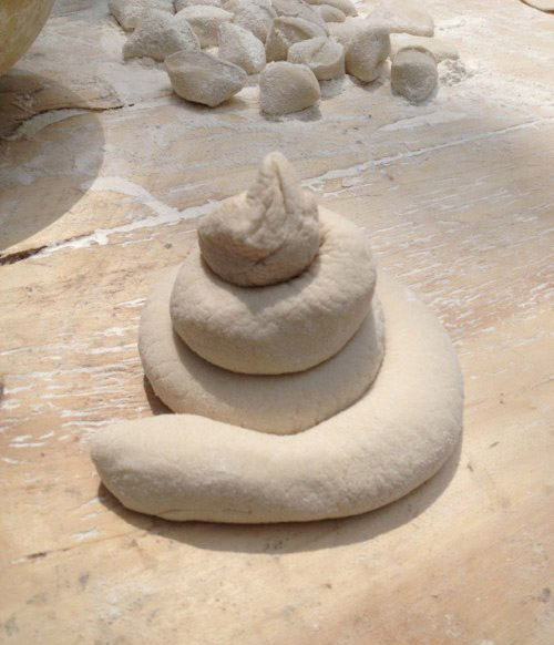 媳妇在做馄饨，让我擀面，结果。。。器物gif搞笑图片