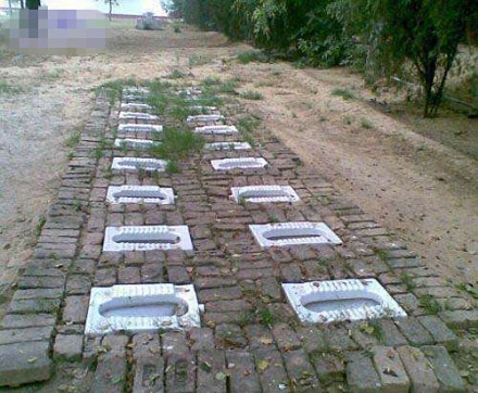 露天WC，整洁有序器物gif搞笑图片