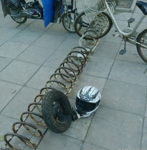 现在的小偷真是防不胜防啊！器物gif搞笑图片