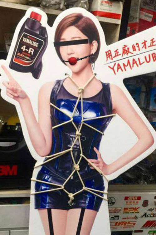 广告牌，用绳子绑这么紧，是多么怕被人偷走啊器物gif搞笑图片