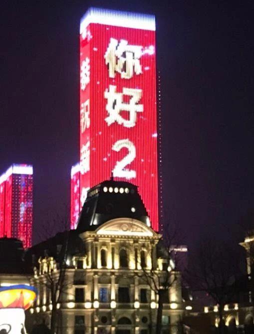 被一栋大楼嘲笑了一番器物gif搞笑图片