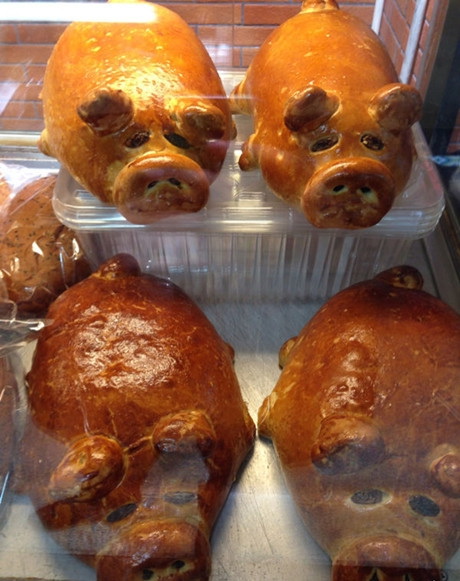 沃尔玛的面包我还以为是烤乳猪，买了以后知道上当了！！器物gif搞笑图片