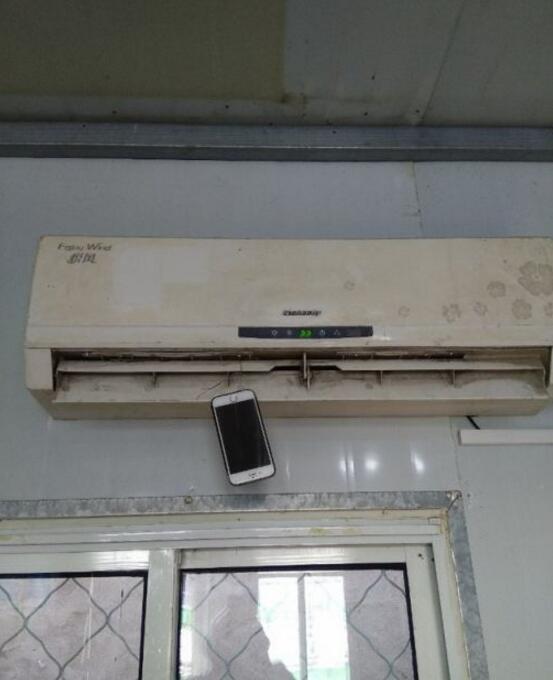 谁说苹果一定结在树上，也可能在空调上器物gif搞笑图片