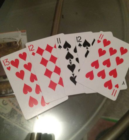 朋友买的扑克牌器物gif搞笑图片