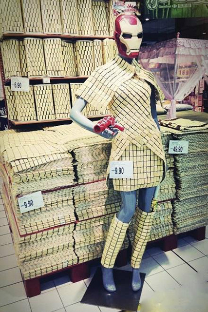 超市的大妈创意无限，钢铁侠哭晕在厕所器物gif搞笑图片