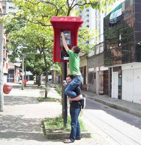 这电话亭，还想不想让人打电话了？器物gif搞笑图片