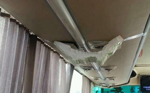 客车空调漏水，结果司机大锅想出了个好法子器物gif搞笑图片