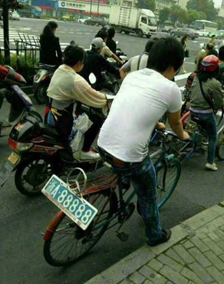 这么牛叉的车牌，超速，闯红灯，看谁敢拦截器物gif搞笑图片