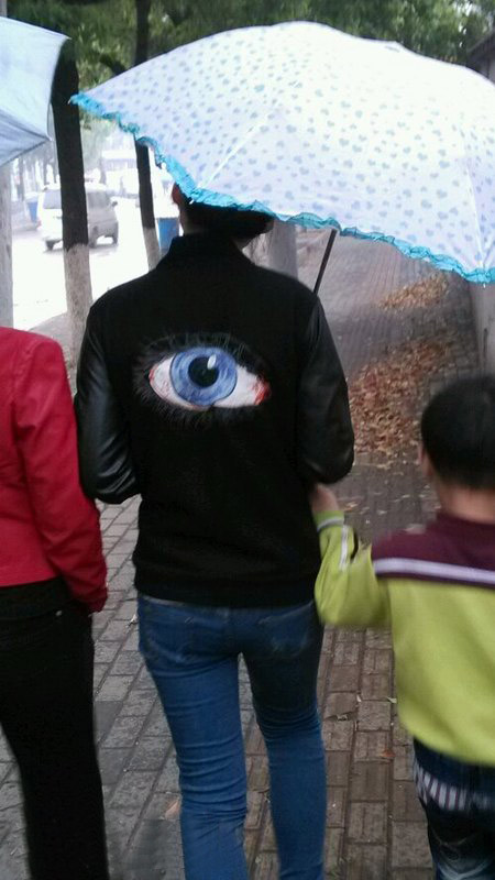 小偷无处可藏器物gif搞笑图片