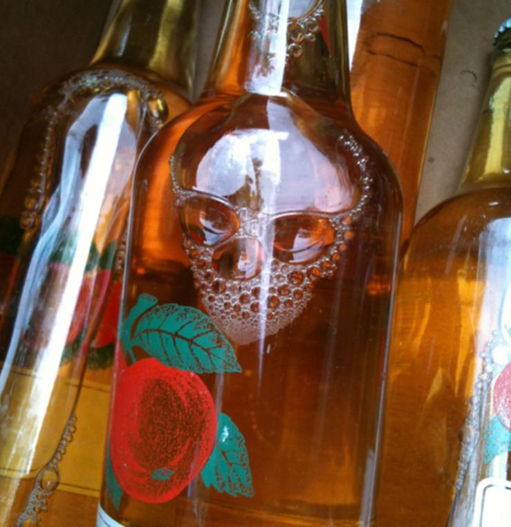 这瓶酒有点吓人啊器物gif搞笑图片