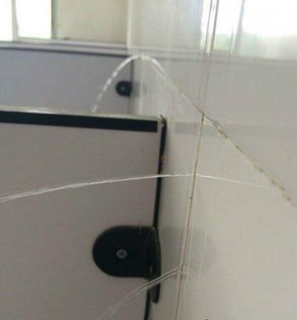 早上起来上厕所，都尼玛吓尿了器物gif搞笑图片