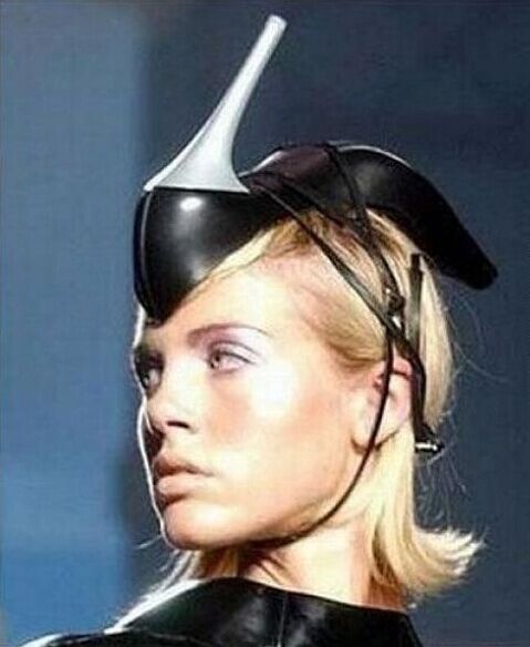 谁说高跟鞋只能穿脚下的器物gif搞笑图片