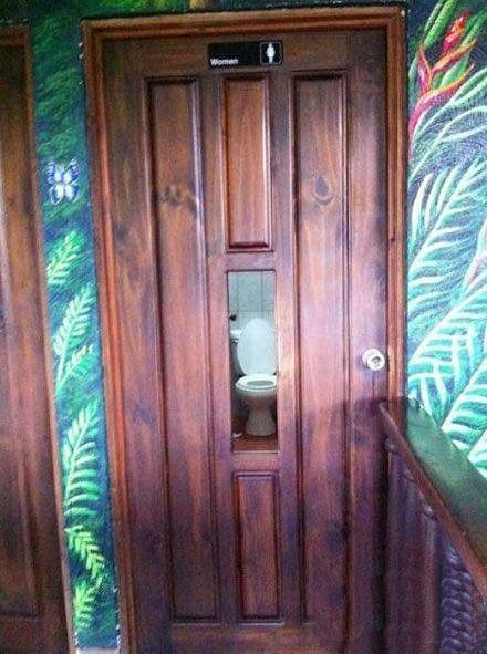 这样的厕所门真不错，里面有没有人，一目了然器物gif搞笑图片