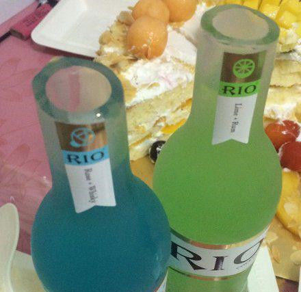 给跪了，找不到酒起子闺蜜就徒手掰开了器物gif搞笑图片