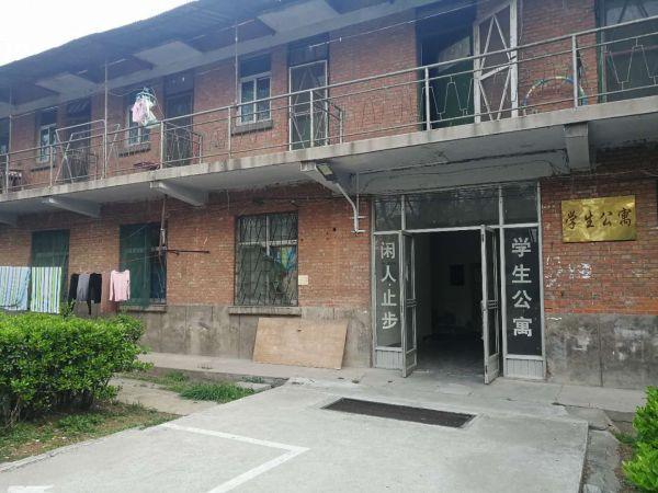 某大学硬核宿舍！到底是跷跷板还是床啊器物gif搞笑图片