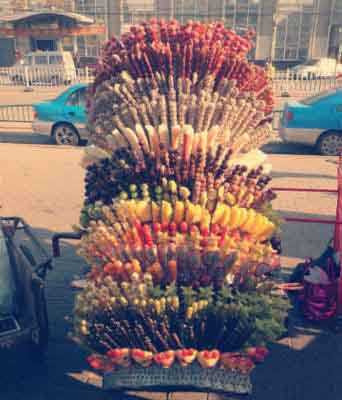 感觉其他人卖的糖葫芦都弱爆了器物gif搞笑图片