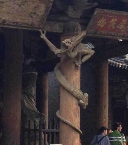 一条很现代的盘龙器物gif搞笑图片