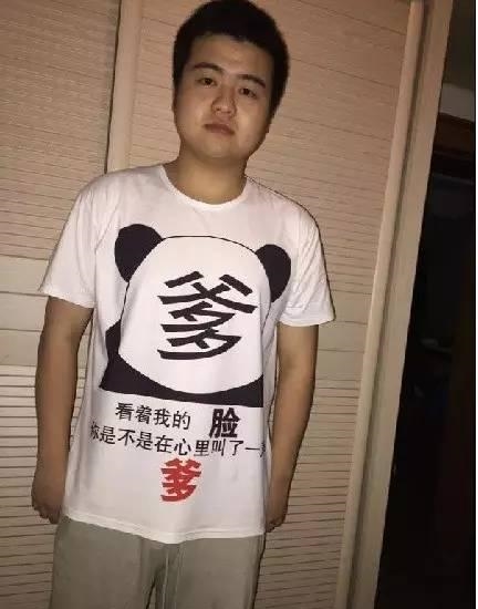 小哥，你一定不知道犯众怒，被人围攻是什么滋味吧器物gif搞笑图片