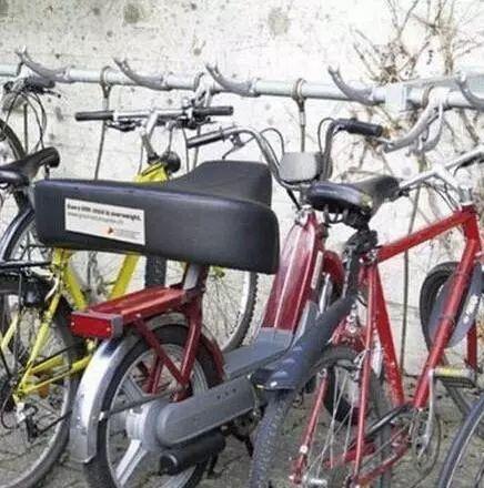 车主的屁股貌似有些大器物gif搞笑图片