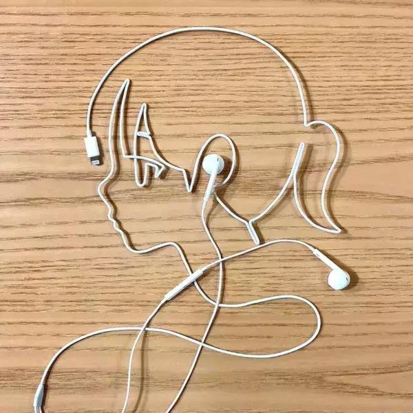 卧槽，一根耳机线也能这样玩器物gif搞笑图片