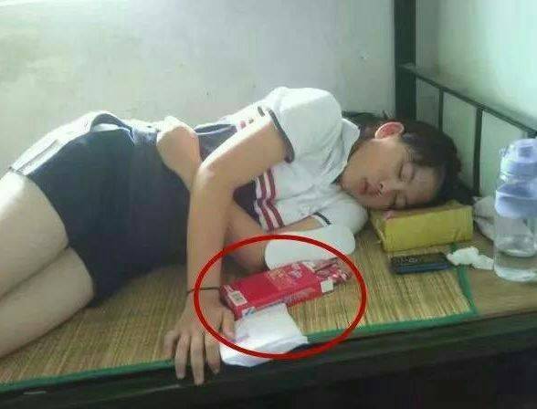 现在的女孩真开放，这么私密的东西都随处乱放，别人看到会尴尬器物gif搞笑图片