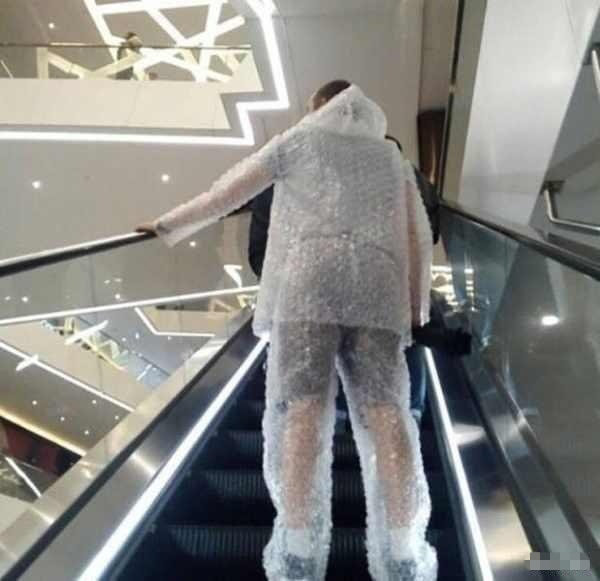 大哥，衣服能让我捏一下么，手实在是太痒了器物gif搞笑图片