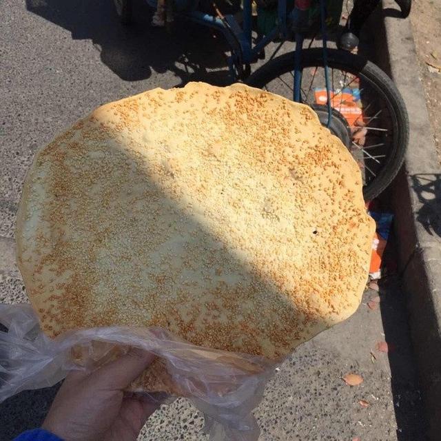 一小哥今天去买薄饼，卖饼的老板跟他说这饼五块钱一个，不脆不收钱，小哥掏钱就买了一个，刚到手来了一阵大风，脆饼就没了……没了器物gif搞笑图片