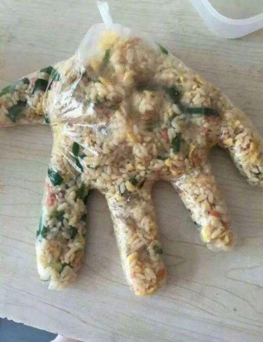 叫室友给我带炒饭，我是不是该打屎他器物gif搞笑图片