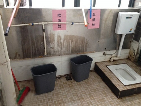 贴心的清洁工大妈~器物gif搞笑图片