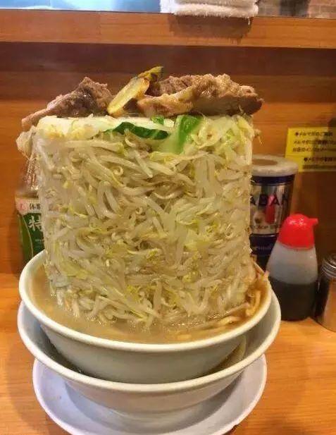 一小哥去拉面店，要了个大份加豆芽的，然后这货就上来了器物gif搞笑图片