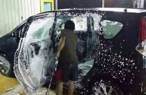 对，车就应该这样洗器物gif搞笑图片