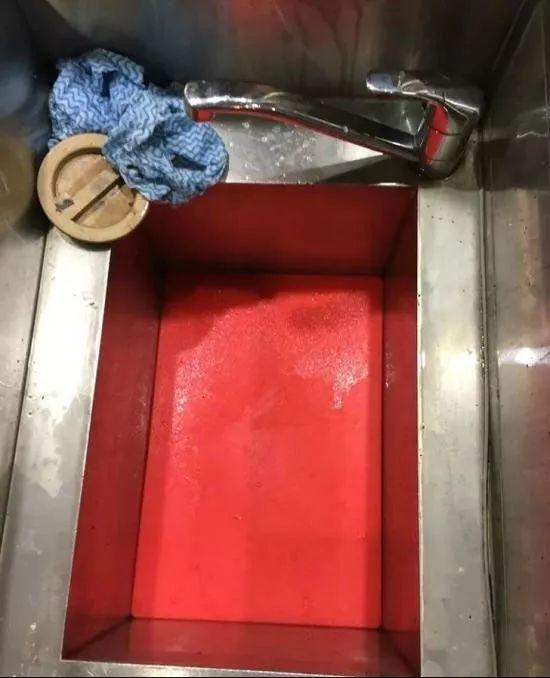 砧板掉进了水槽！嗯，刚刚好！器物gif搞笑图片