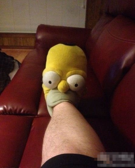 这鞋子好像要吃了我呢器物gif搞笑图片