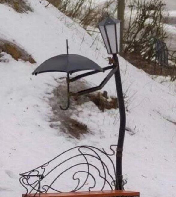 感觉单身狗雨天坐在那会哭器物gif搞笑图片