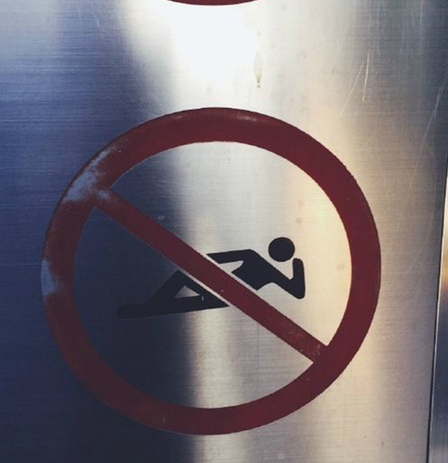 电梯内禁止美人卧，谢谢！器物gif搞笑图片