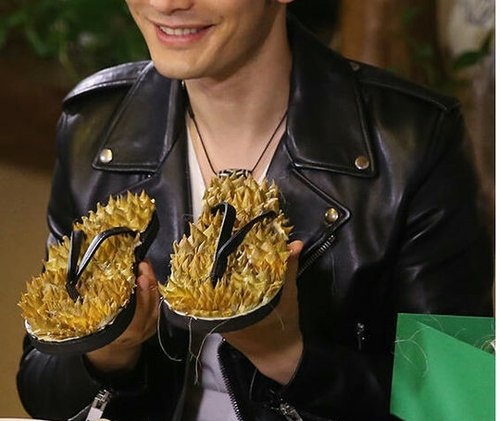 穿这鞋是得有多大的勇气啊器物gif搞笑图片