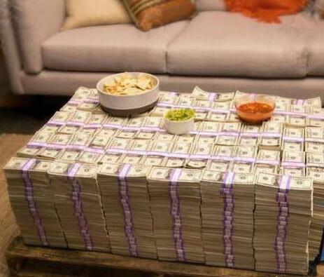 想买张称心的桌子真难——土豪的烦恼器物gif搞笑图片