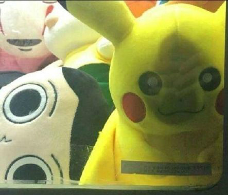 抓娃娃机里的比卡丘：来带我回家，电死你个鳖孙器物gif搞笑图片